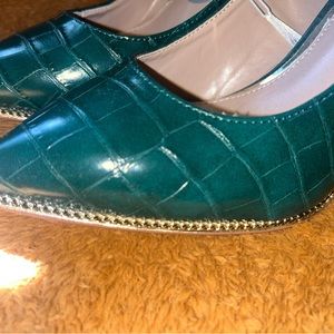 Alligator, emerald, BCBG, 2” heel, never worn, size 7
